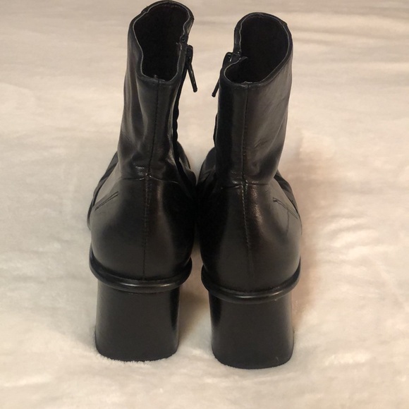 Etienne Aigner 100% black leather sz 8 booties with zipper and 2.25” heel - Picture 11 of 12